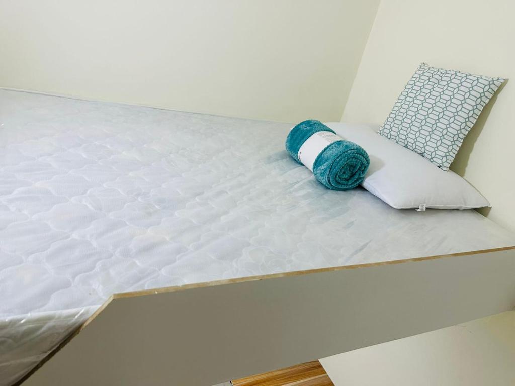 迪拜Private Room in beautiful Appartment的床上的床垫