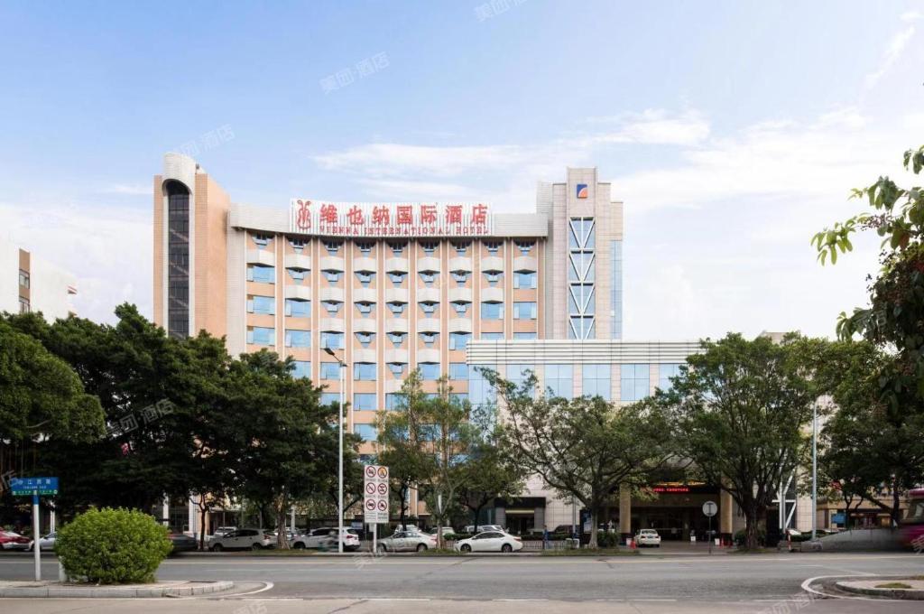 佛山维也纳国际酒店（佛山石湾宾馆店）的一座正面有标志的大楼
