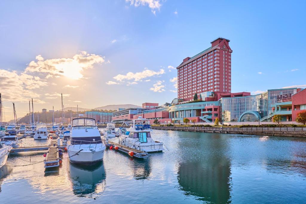 小樽小樽君乐酒店的一群船停靠在港口
