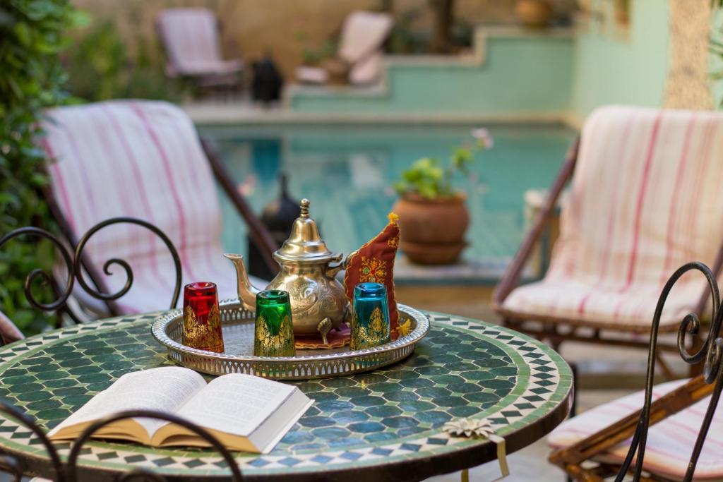 非斯里亚德诺玛庭院旅馆的茶壶桌子和茶壶上的书