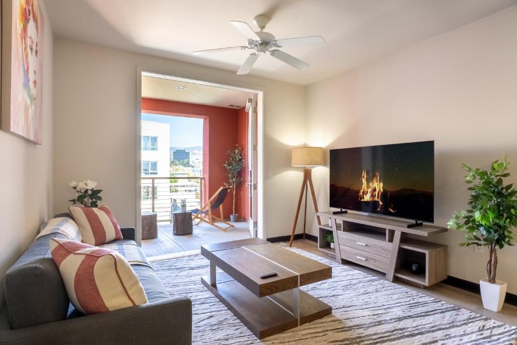 洛杉矶Charming Luxury Apartment with Hollywood Sign View的带沙发和平面电视的客厅