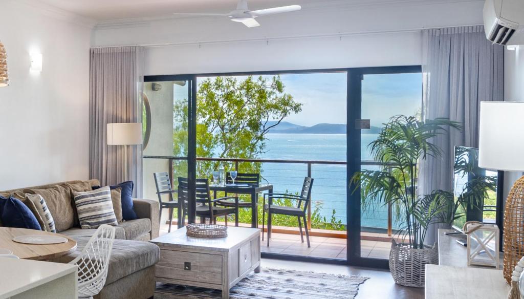 汉密尔顿岛Haven on Hamilton Island -private apartment with views & buggy Fully Renovated in 2023的海景客厅