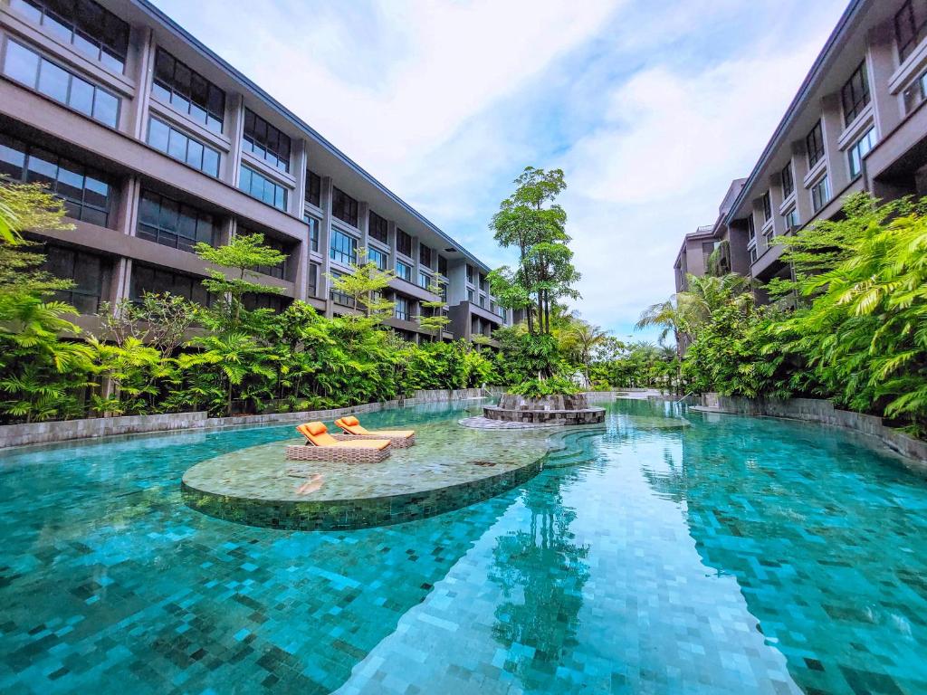 努沙杜瓦Pearl Nusa Dua Suite的一座建筑物中央的游泳池