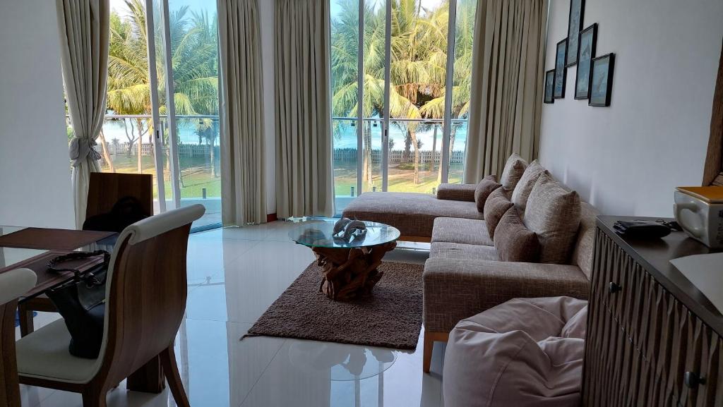 亭可马里Beach Paradise Nilaveli的客厅配有沙发和桌子