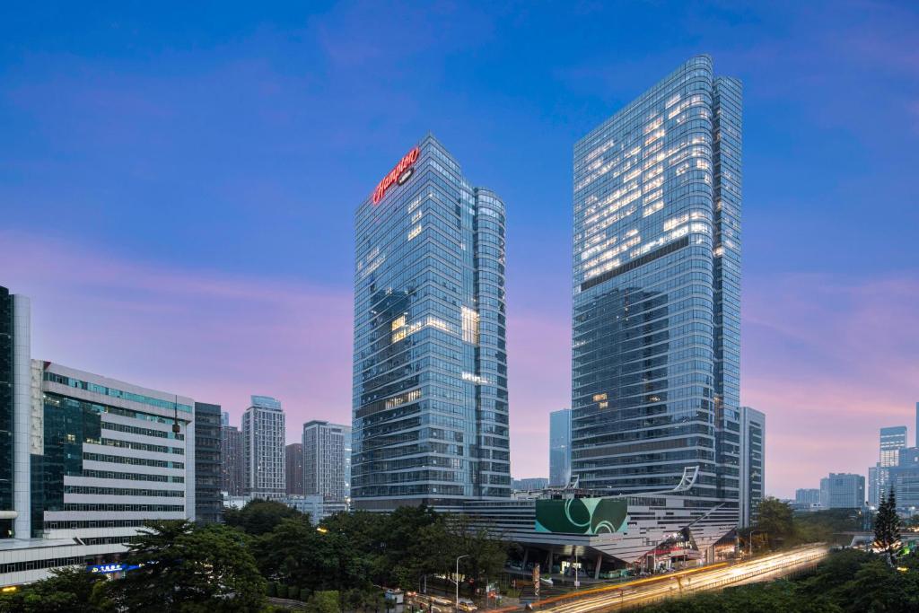 深圳深圳南山科技园希尔顿欢朋酒店的黄昏时在一座城市的两座高耸的摩天大楼