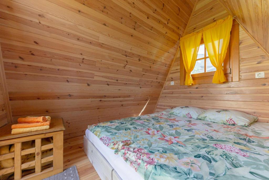 普雷德沃尔Glamping Mohorjev grunt的小木屋内一间卧室,配有一张床