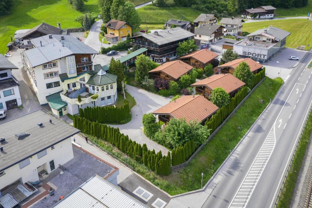 菲根Chalets Almdorf Zillertal F gen的享有小镇的空中景致,设有房屋