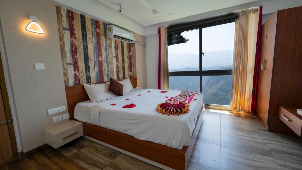 瓦亚纳德Hilton Cloud Resort的一间卧室设有一张大床和大窗户