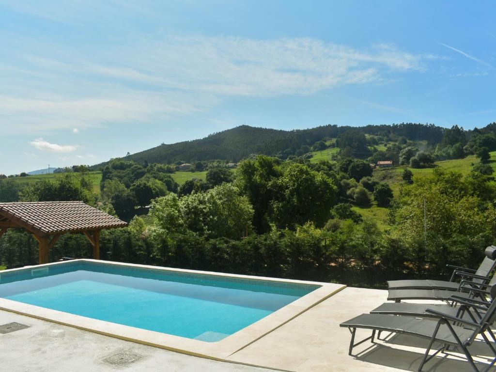 VillabáñezAmplia casa con piscina y zona de juegos的一个带椅子的游泳池,享有山景
