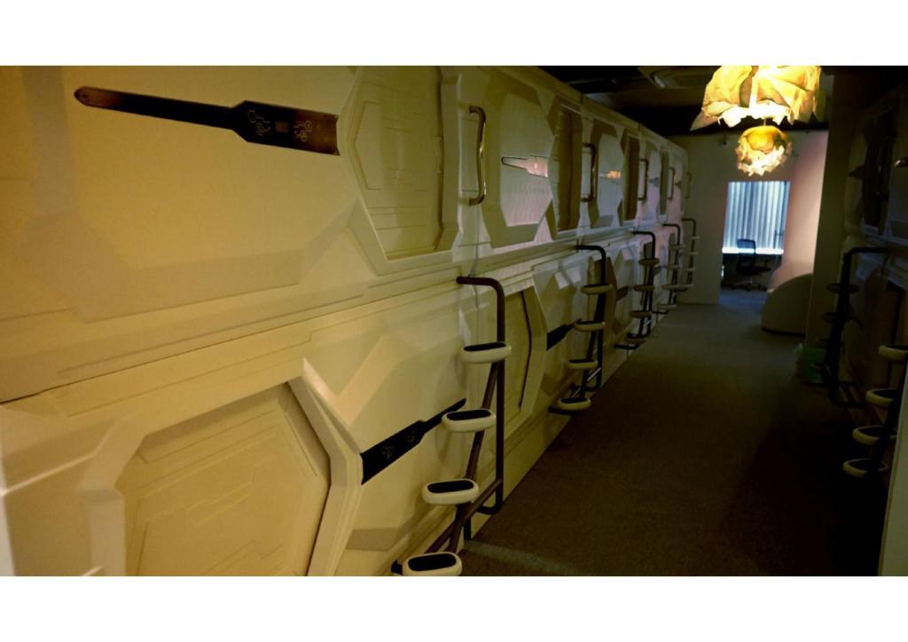 班加罗尔BLR Pods的房间里一排白色台面