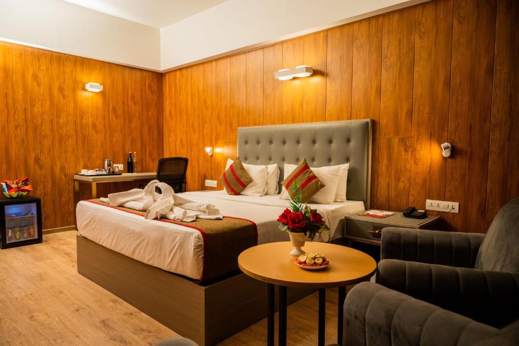 SecunderābādHotel Asrani International的酒店客房设有床和客厅。