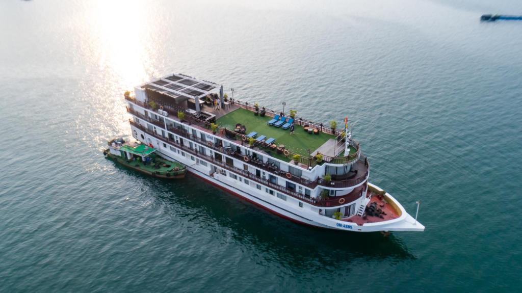 下龙湾Amanda Legend Cruise Ha Long Bay的一艘大游船在水中