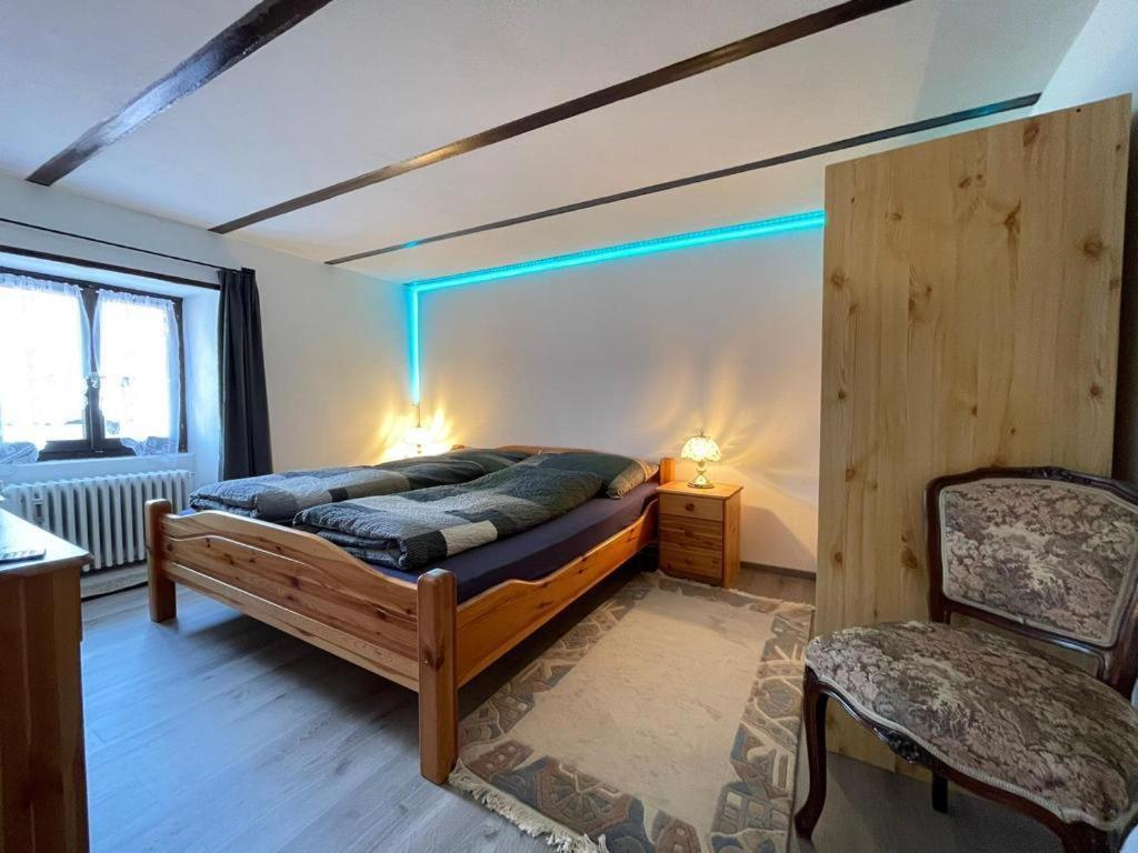 ComolognoPalazzo Gamboni Swiss Historic Hotel的一间卧室配有一张蓝色灯床