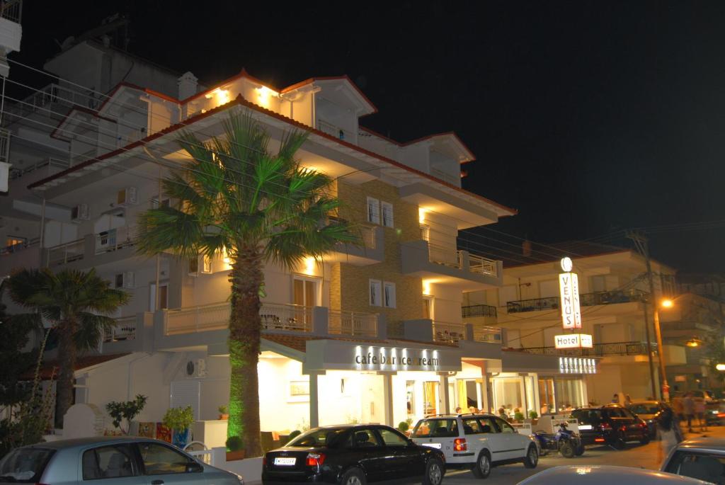 帕拉利亚卡泰里尼斯金星酒店的一座建筑,晚上停在前面