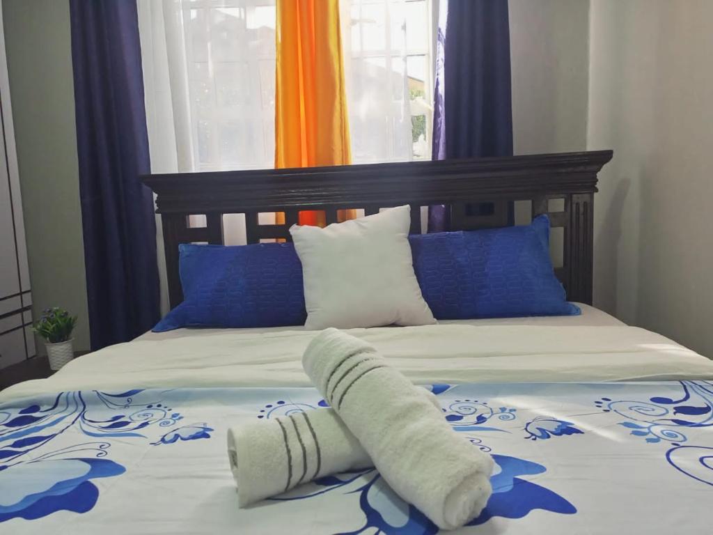 基塔莱Emerald Gardens Airbnb的床上铺着毛巾的床