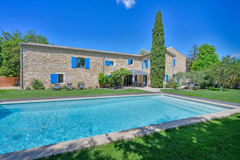 莱蓬特Mas 1747 - Provence & Charme的一座房子前面设有游泳池