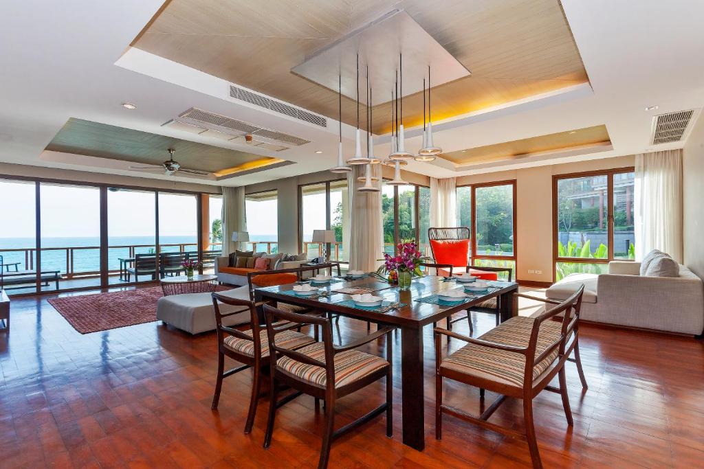 拉迈ShaSa Resort - Luxury Beachfront Suites的客厅配有餐桌和椅子