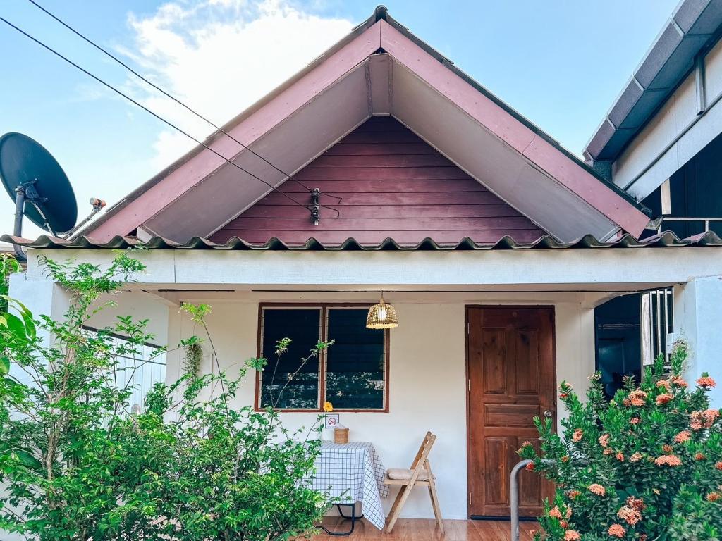 甲米镇Ao Luek Homie Homestay的粉红色屋顶的小房子