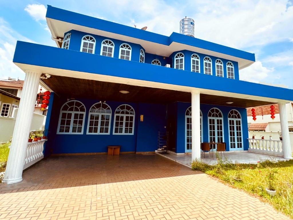 八打灵再也吉隆坡疯鱼民宿Crazy Fish Homestay KL的白色柱子的蓝色建筑