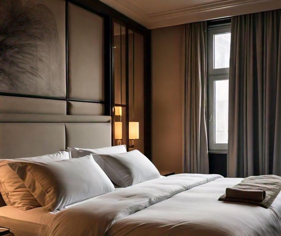阿吉曼梦想宫殿酒店的卧室配有带白色枕头的大床
