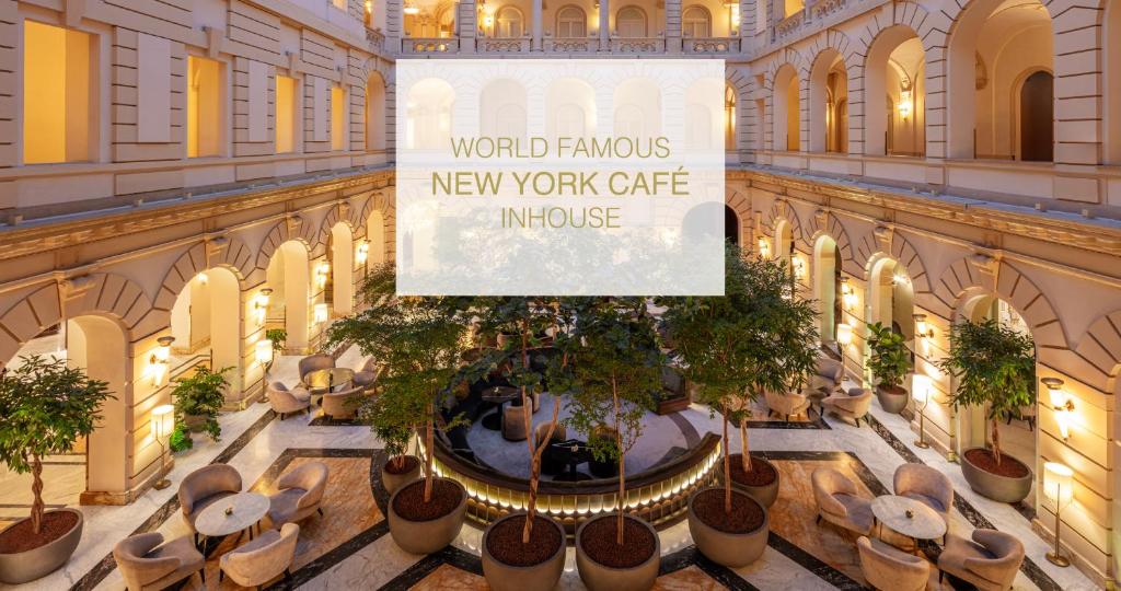 布达佩斯Anantara New York Palace Budapest - A Leading Hotel of the World的享有世界著名的纽约咖啡馆的大堂景色