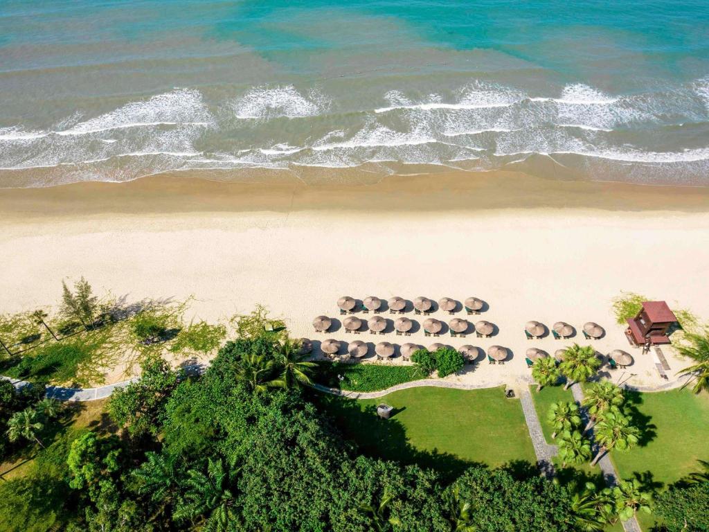 三亚三亚湾海居铂尔曼度假酒店(免税店折扣+水乐园 ）的海滩上的度假村的空中景致