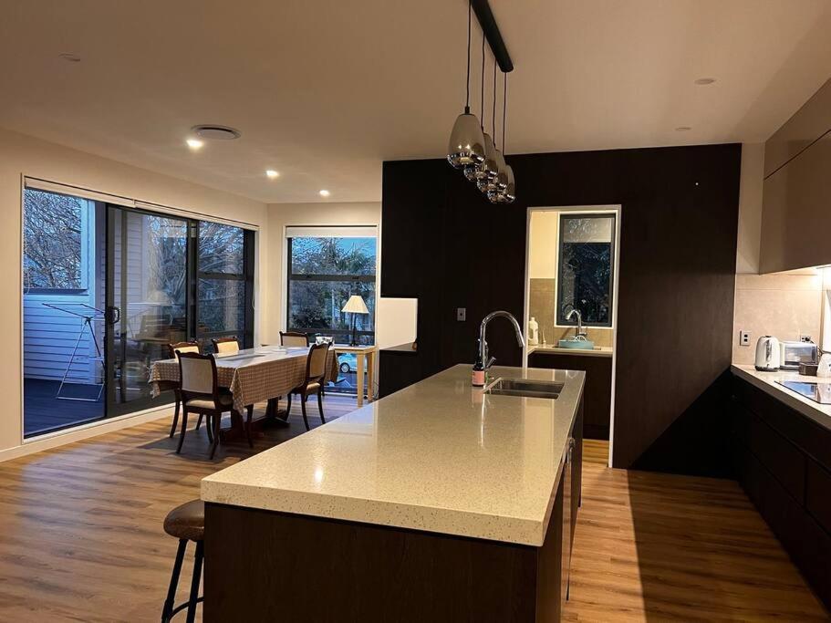 奥克兰Brand New & Central - 3 Bedrooms with 3 En suites的一个带台面的厨房和一间餐厅
