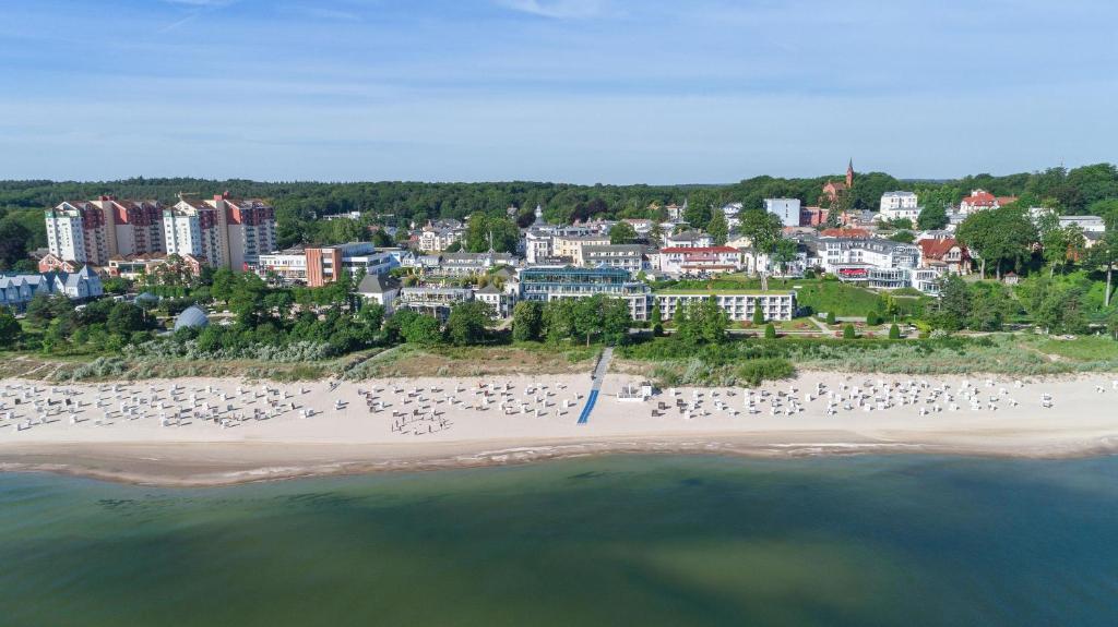 黑灵斯多夫Hotel Kaiserhof Heringsdorf的城市前方海滩的空中景观