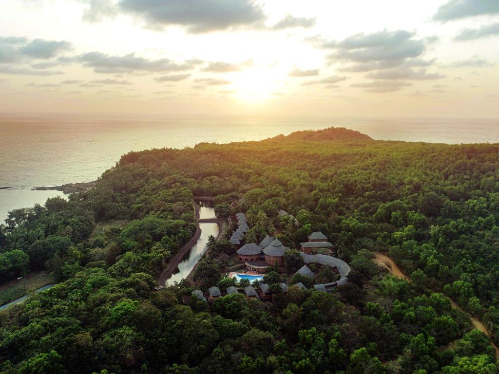 戈卡尔纳SwaSwara Gokarna - CGH Earth的享有海滨山丘上度假胜地的空中景致