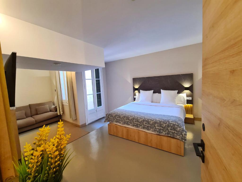 巴塞罗那Hotel Casa Gardenia的一间卧室配有一张床和一张沙发