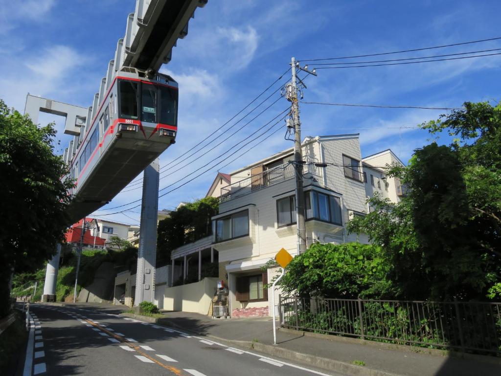 镰仓市镰仓民宿的一辆在街道上与房子的桥梁上的火车