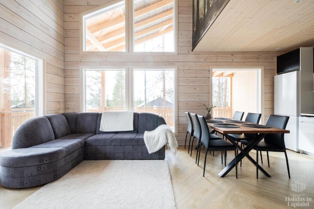 基蒂莱Holiday in Lapland - Alatieva 3A的客厅配有沙发和桌子