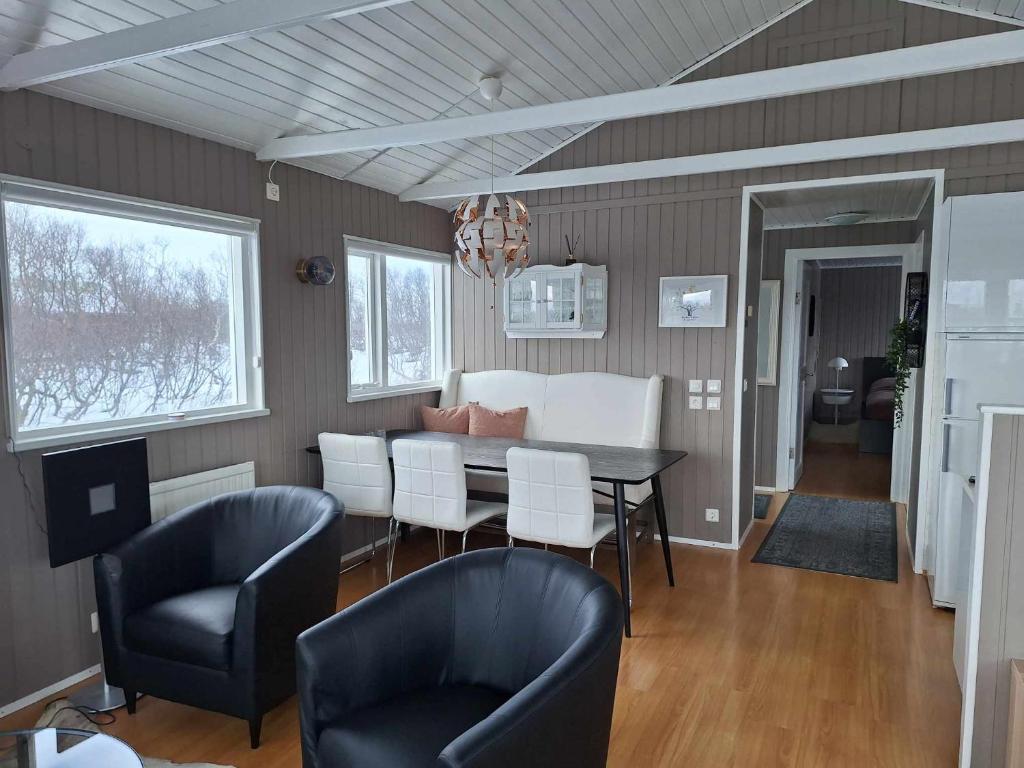 LaxamýriDimond cottage的用餐室以及带桌椅的起居室。