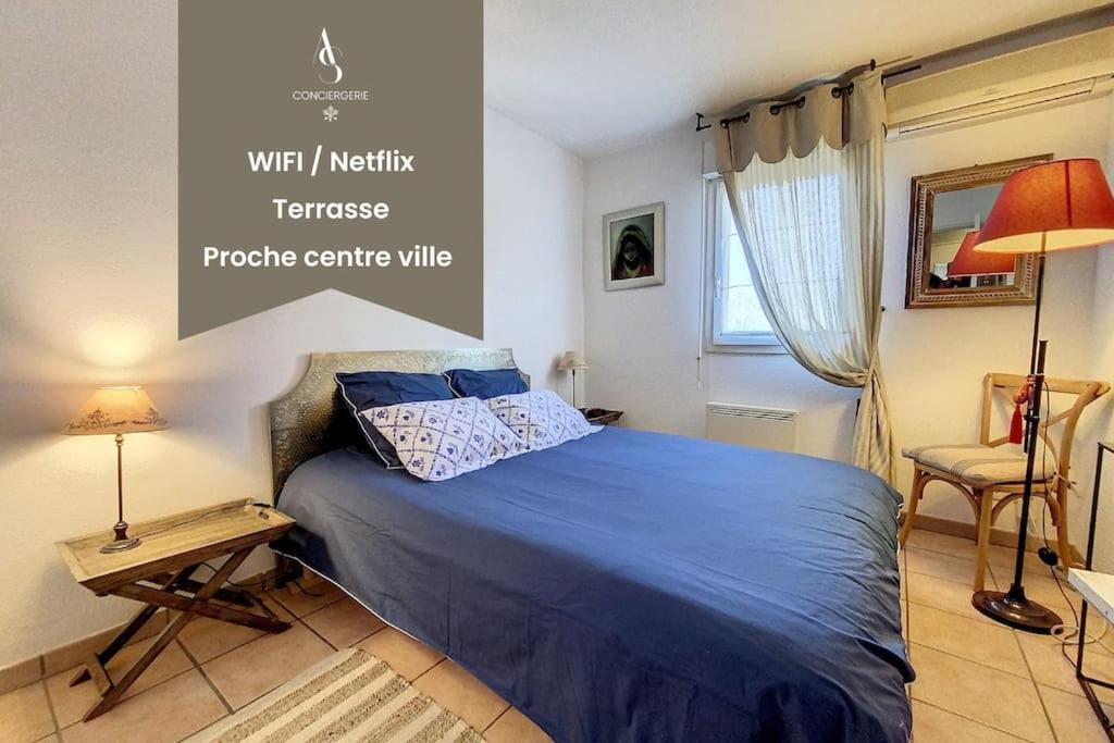 穆昂萨尔图Le Stadium - 2 pers - Proche Centre - Mouans-Sartoux的一间卧室配有一张蓝色的床、一张桌子和一把椅子