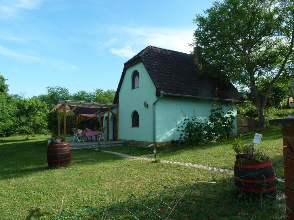PolányGemütliche Weinpinze 70m2 mit Free Wifi und Poolbenutzung的白色的小房子,带凉亭