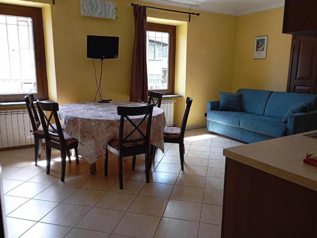 苏萨AGRITURISMO Cré Seren的客厅配有桌子和蓝色沙发