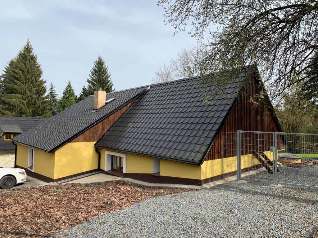 Nové Mitrovicechata-brdy的棕色和黄色的房屋,屋顶