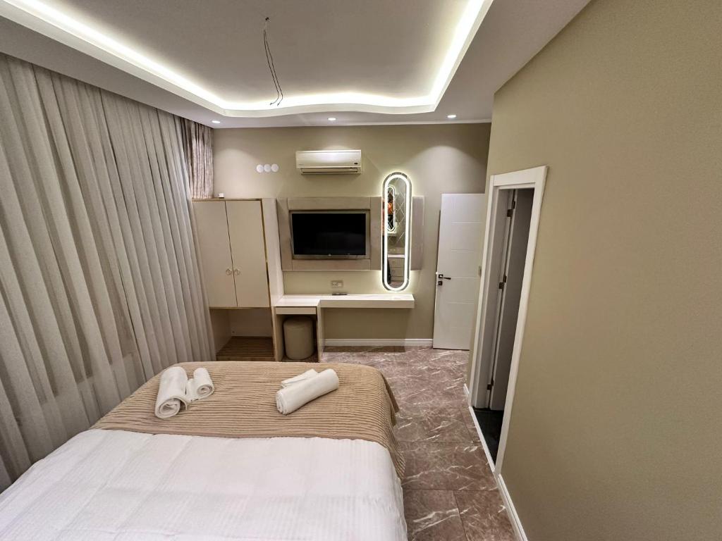 伊斯坦布尔Hotel Flash Suite的一间卧室配有一张床,上面有两条毛巾