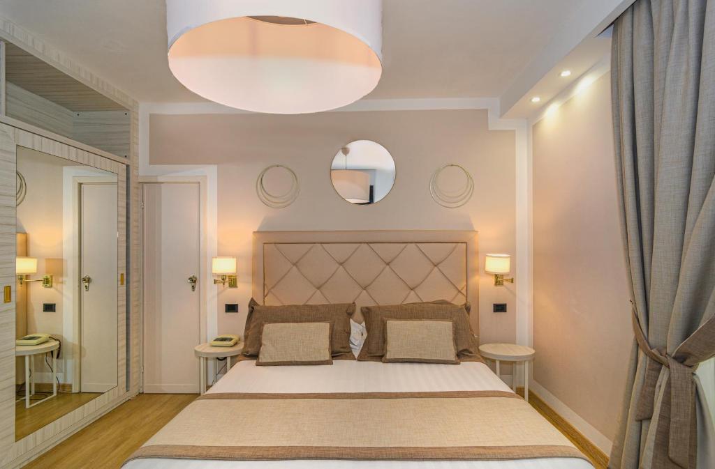 马尔米堡拉法利公园酒店的一间卧室配有一张大床和镜子