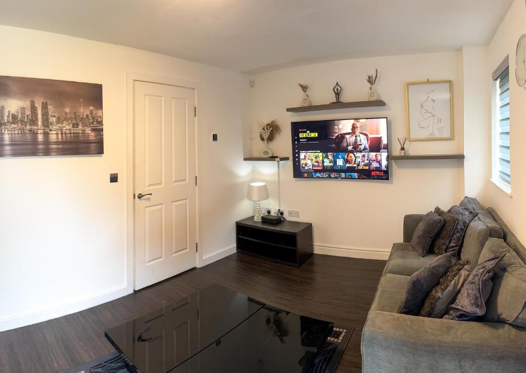 曼彻斯特Amersham Park Apartment的带沙发和平面电视的客厅