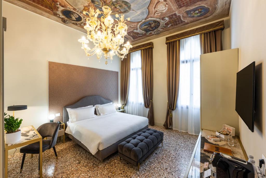 威尼斯Hotel Palazzina Sardi的酒店客房,配有一张床和吊灯