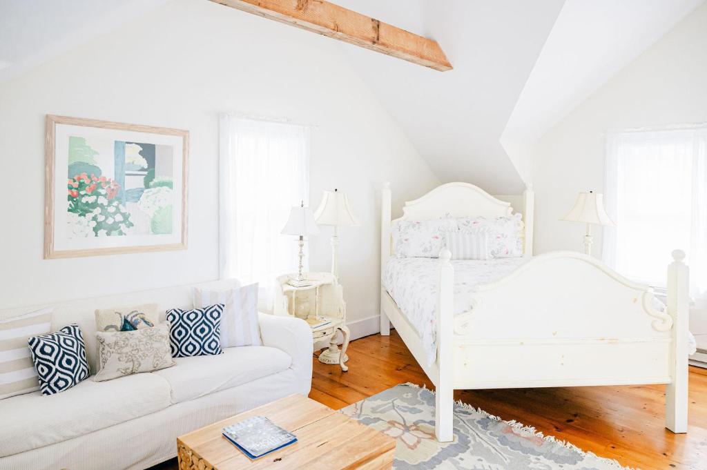 楠塔基特Adorable guesthouse with stunning views close to beach的白色的客厅配有床和沙发