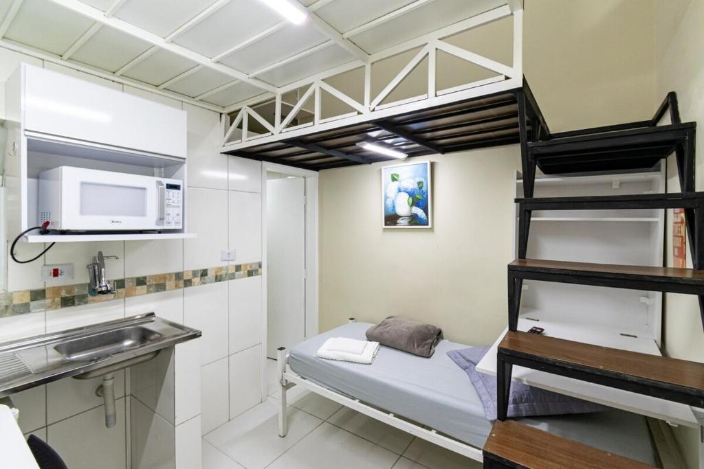 圣保罗37 LOFT TRIPLO · Congonhas Airport, Jabaquara Metro, Expo São Paul的一间小房间,配有双层床和厨房
