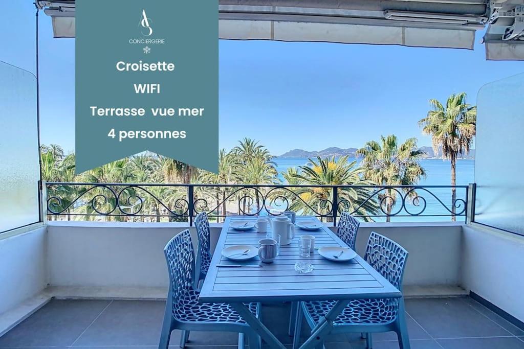 戛纳Le Croisette I - 4 pers - Front de mer - Cannes的海景阳台上的桌子