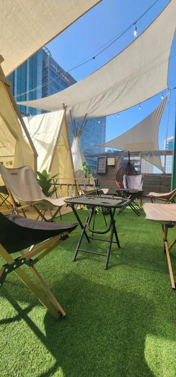 首尔Mizo Hotel的屋顶上一群草坪椅子和帐篷
