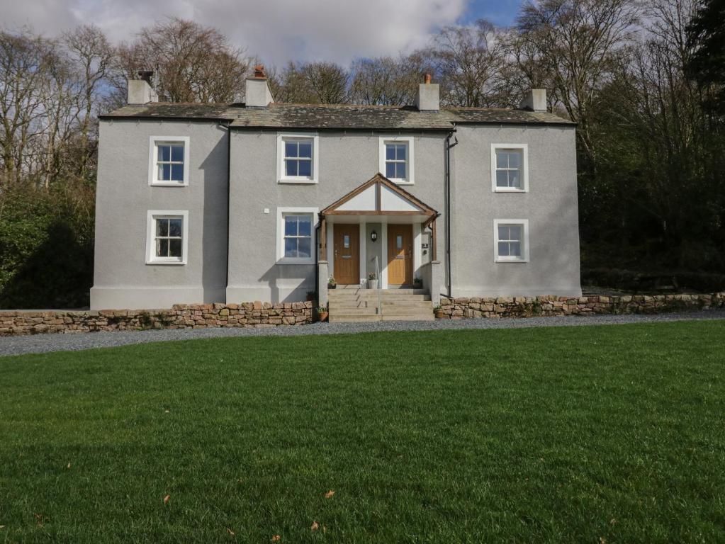 HolmrookDalegarth Hall Farm Cottage 2的前面有草坪的大房子