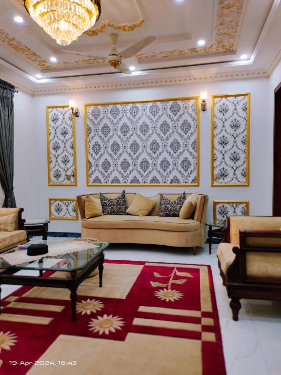拉合尔VIP Luxury Room's的客厅配有沙发和桌子