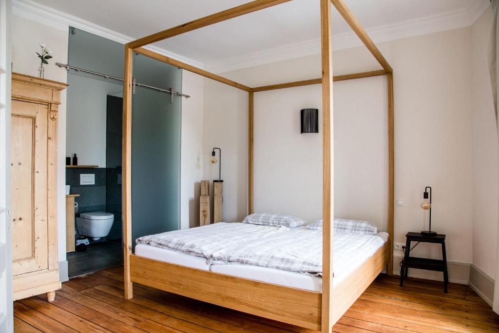 代德斯海姆FREYZEIT Apartments Deidesheim的卧室内的木架床