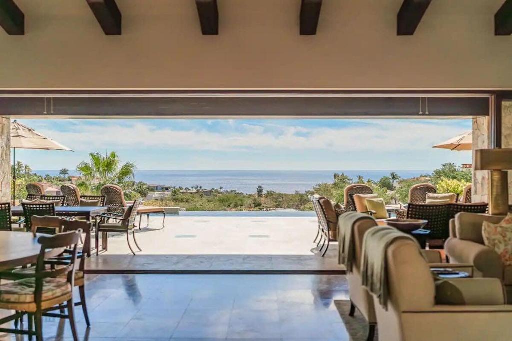 Phenomenal Oceanview Villa in Puerto Los Cabos内部或周边的泳池