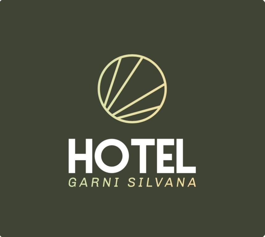 圣彼得奥尔丁Hotel Garni Silvana的篮球酒店标志